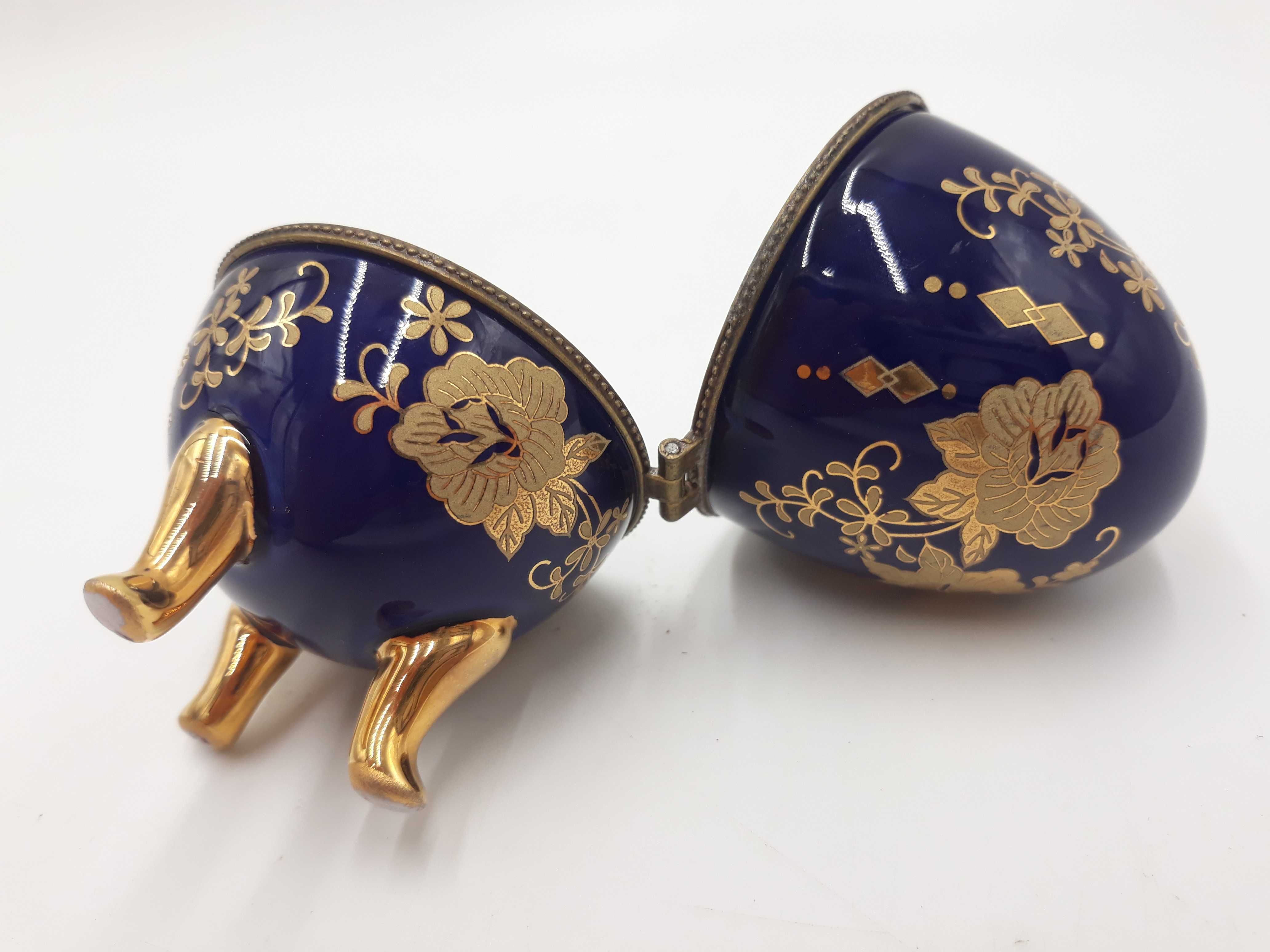 Jajko porcelanowe na nóżkach kobaltowe złocenia a la Faberge szkatułka