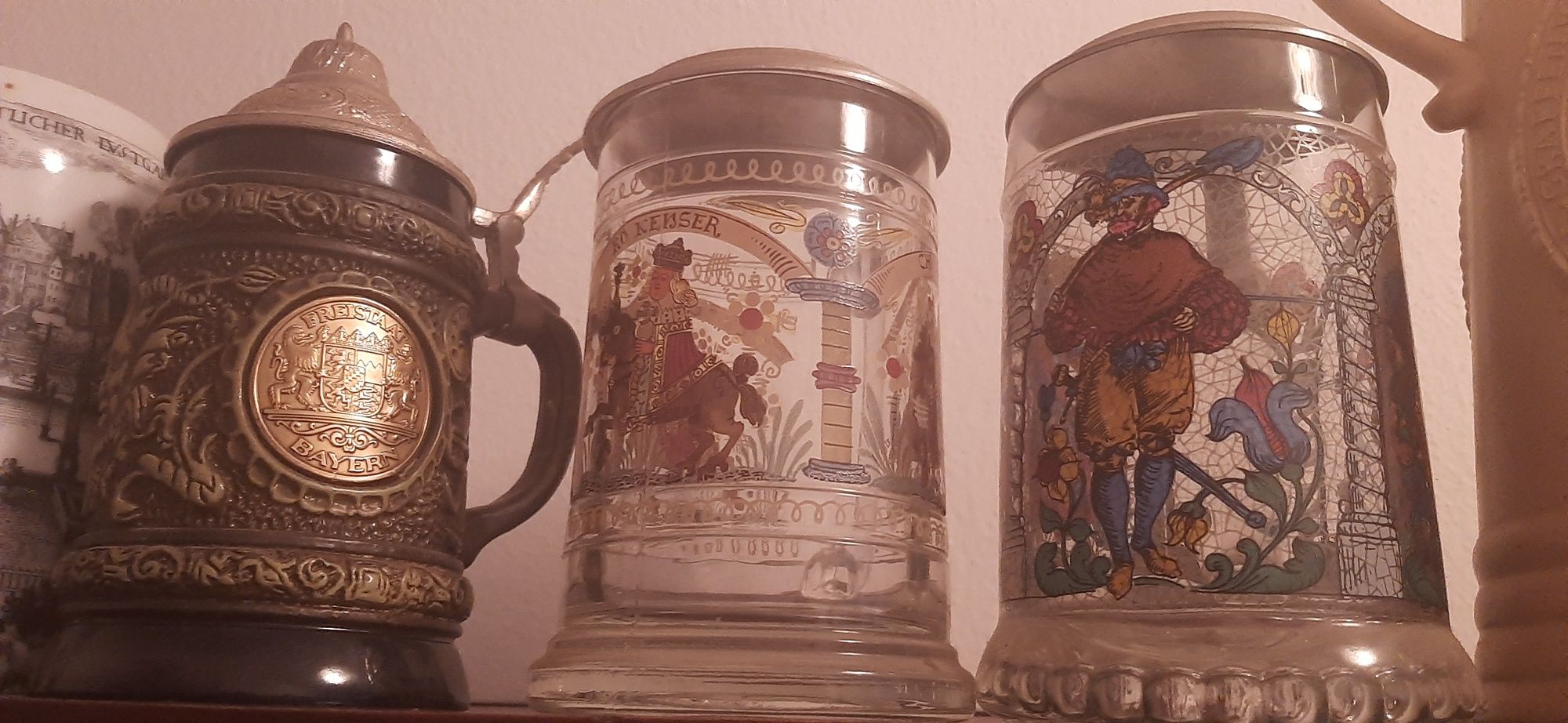 Kolekcja starych kufle do piwa