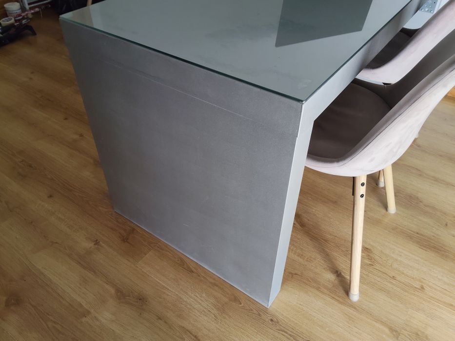 Conjunto mesa com tampo em vidro e estante prateada