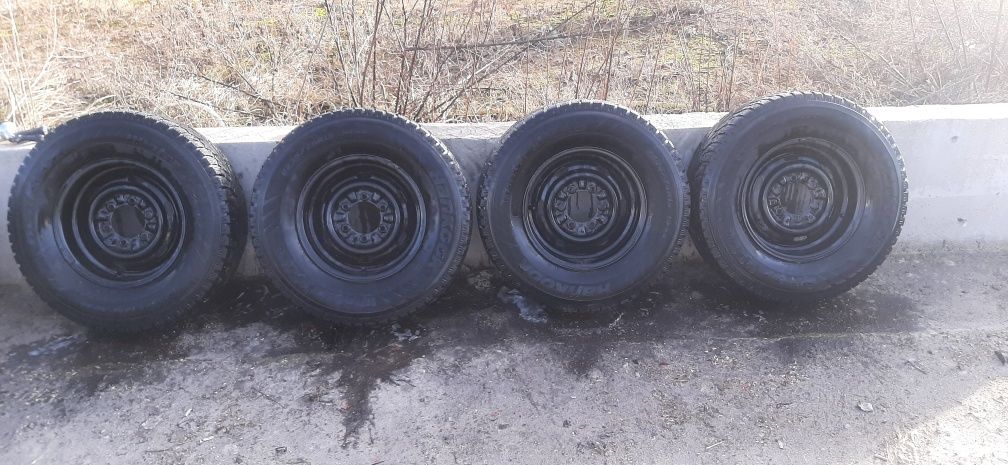 Продам шини з дисками  .6×139.7 стояли на Хундай галопер. .
