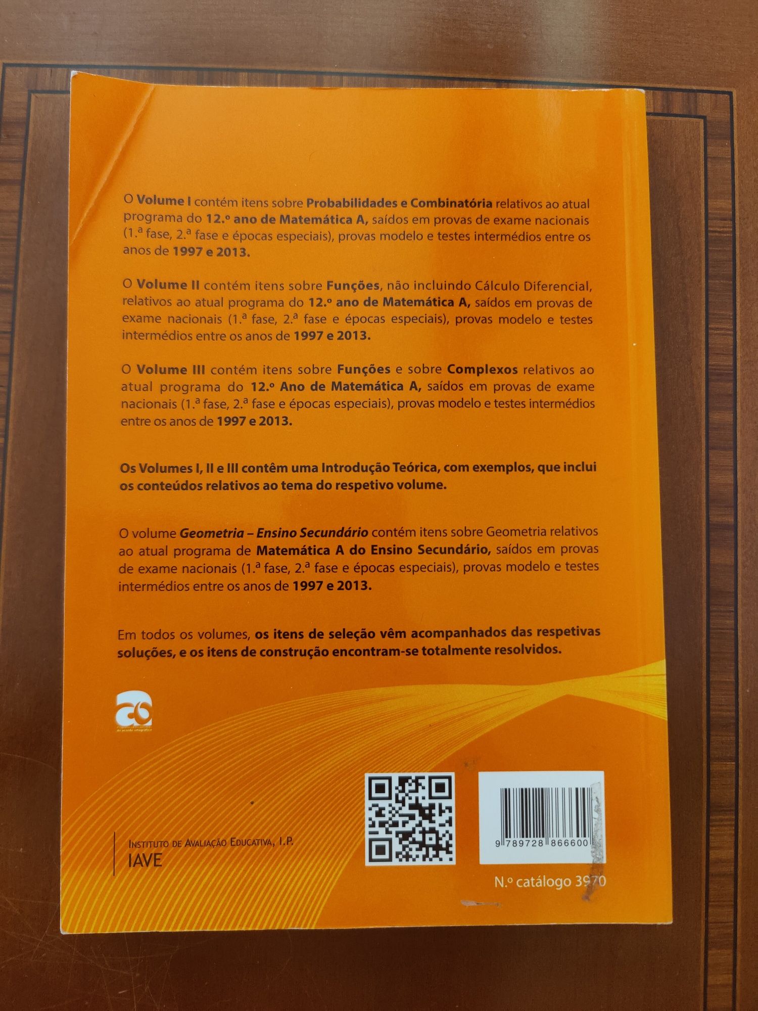 Matemática A: livro de exercícios e teoria.