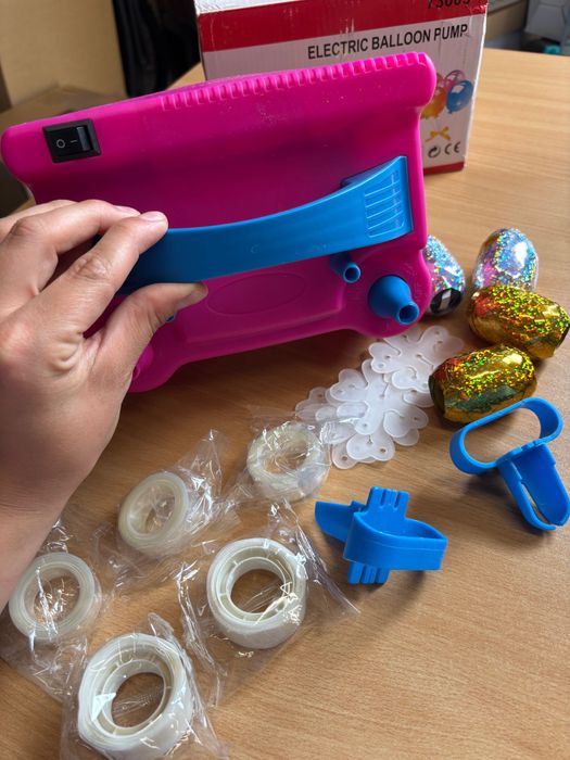 Pompka do balonów różowa z zmiennymi nasadkami