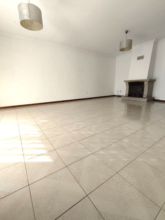 Apartamento T3 para arrendamento, amplo e bem localizado