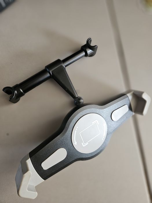 Uchwyt samochodowy na tablet