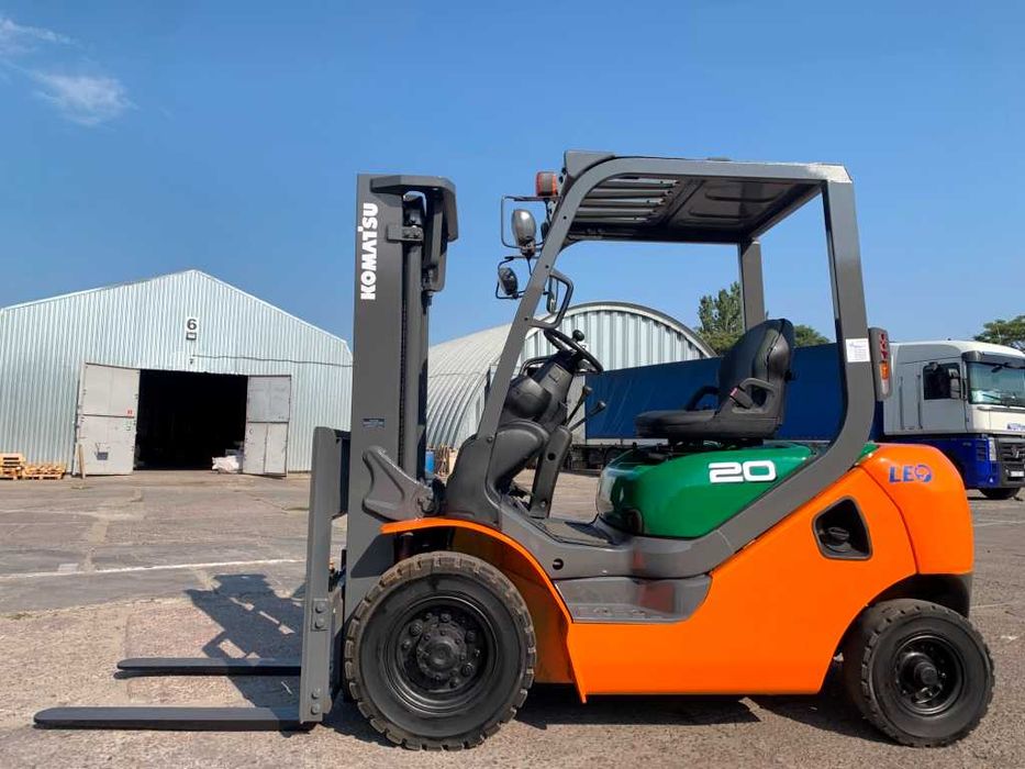 автонавантажувач Komatsu на великих 12 колесах. Модель: FG20C-16