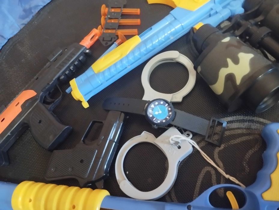 Крокодил кусачка,пистолет, автомат, бинокль, наручники