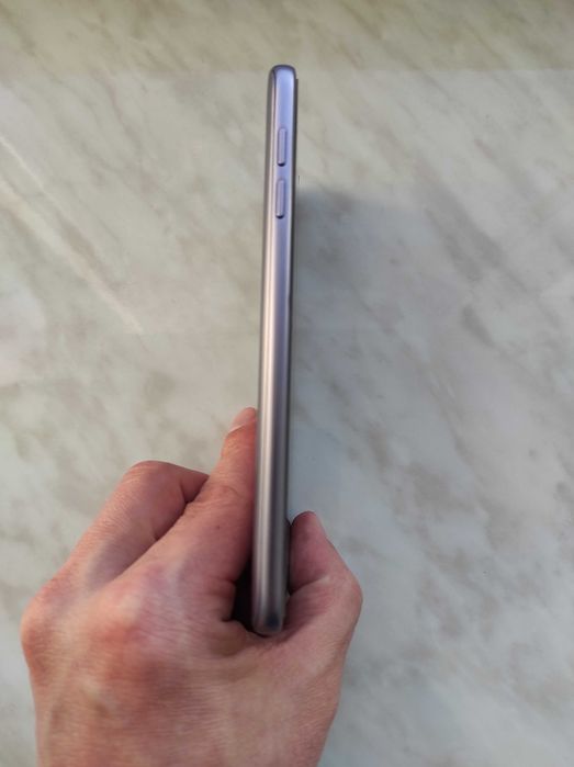 Телефон Samsung Galaxy J4