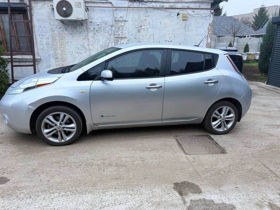 Продам nissan leaf