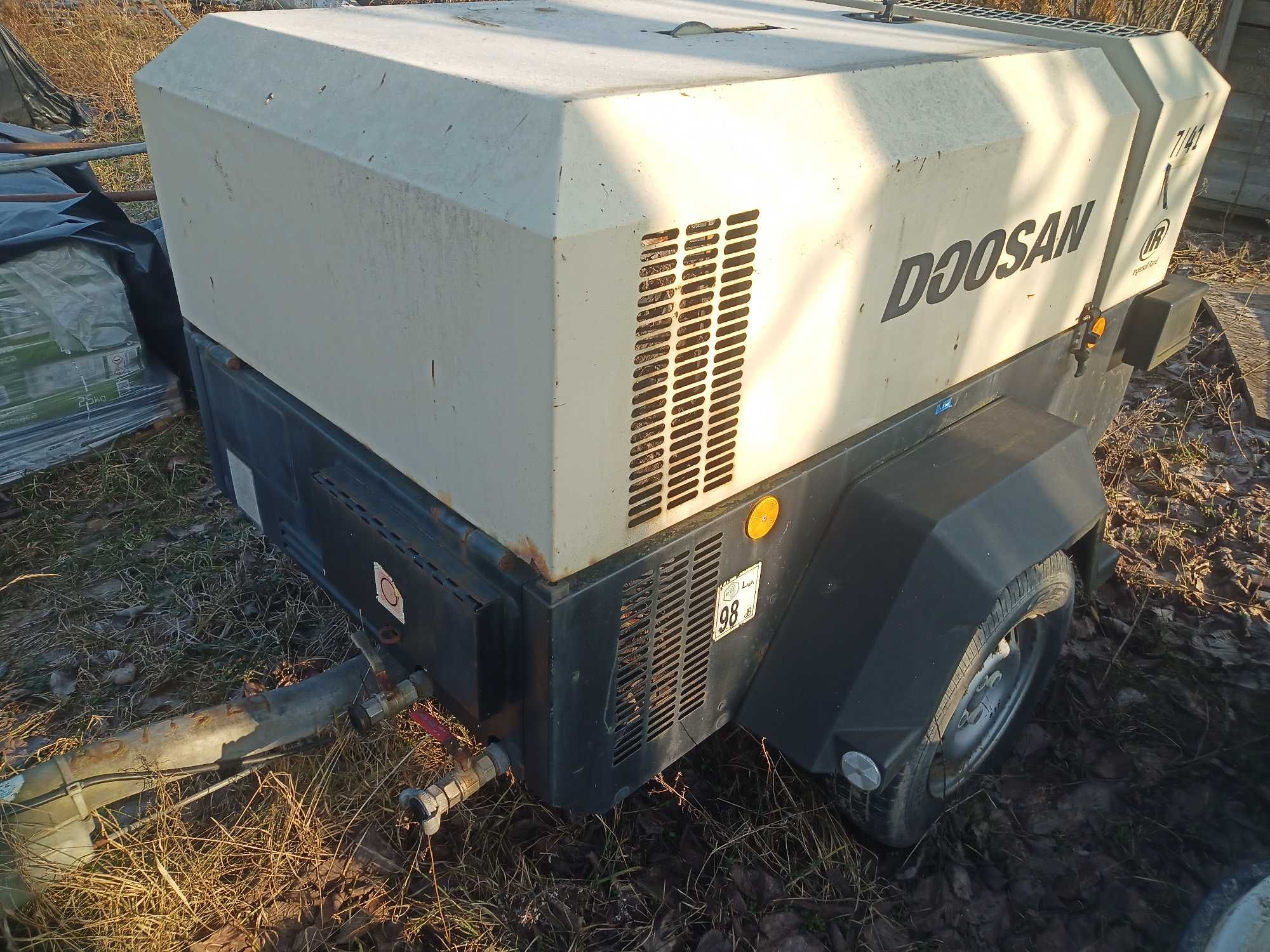 Kompresor śrubowy spalinowy diesel 2012 DOOSAN 7/41 1300mth
