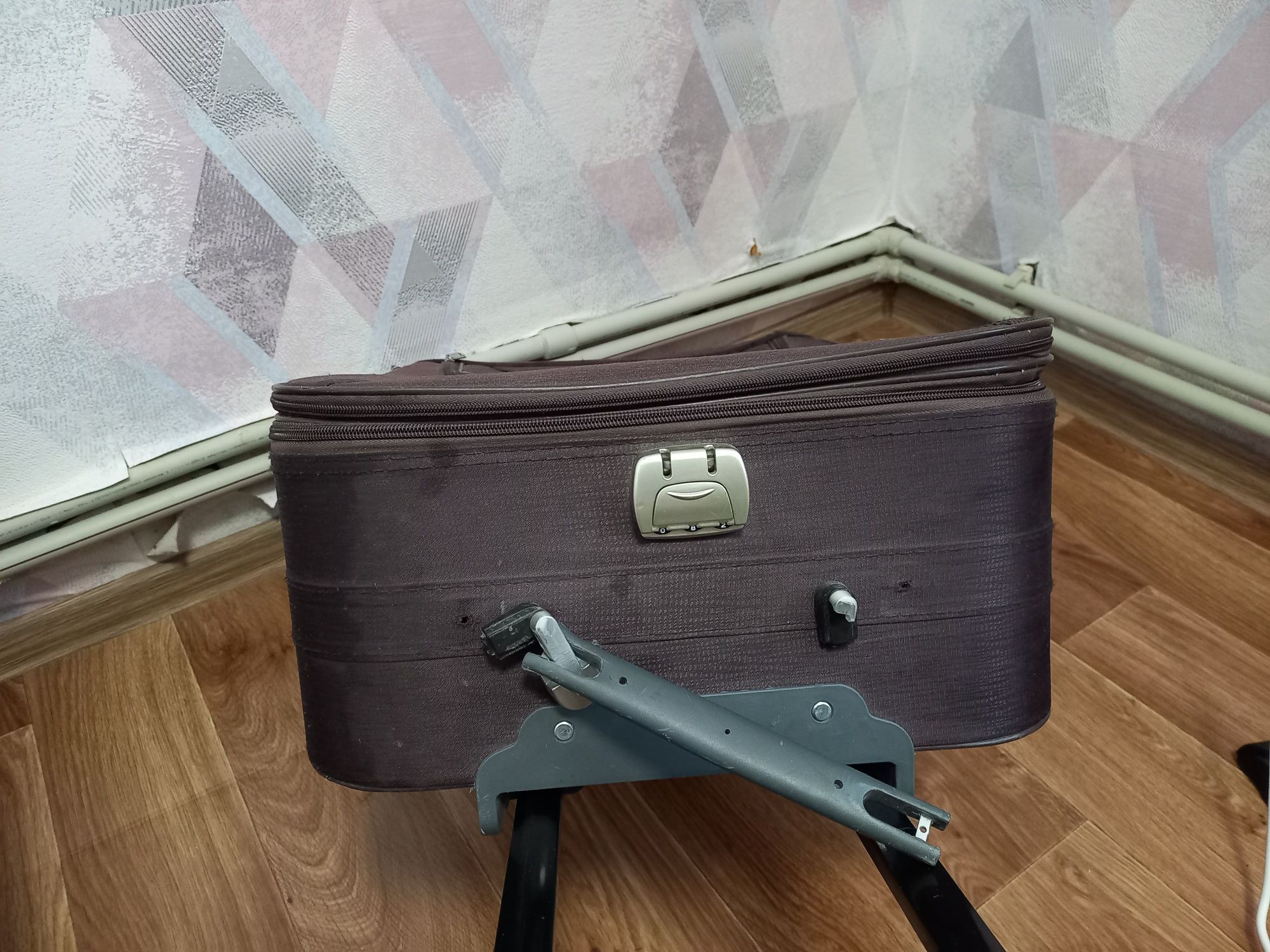 Дорожня валіза на колесах