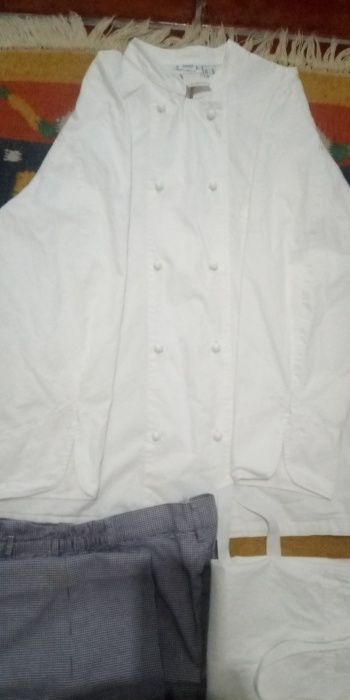 Dois conjuntos Farda de cozinheiro, jaleca, calça, avental e botões