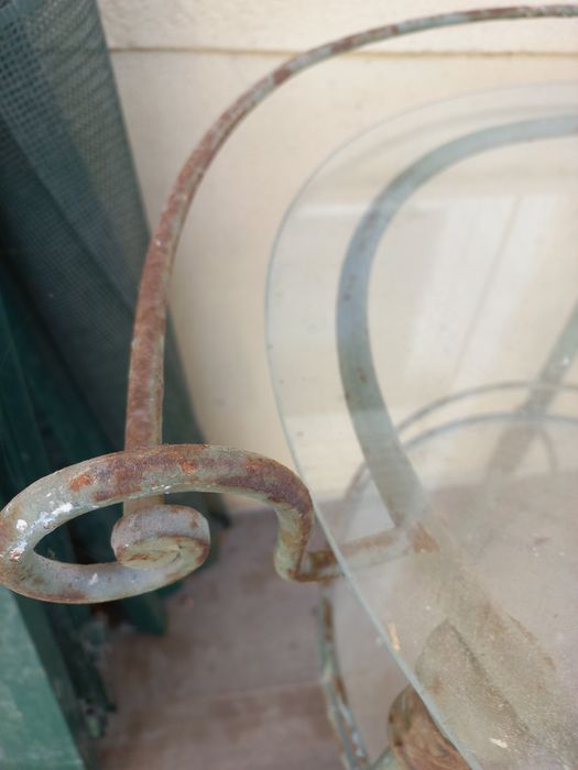 Estrutura de ferro de lavatório antigo