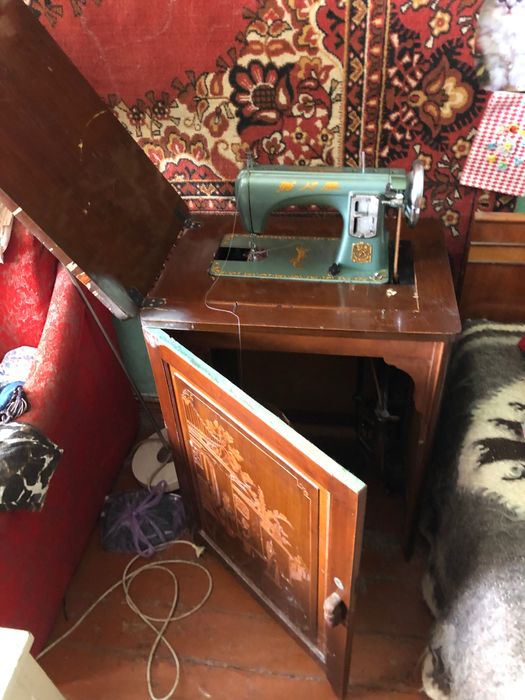 Швейна машинка в тумбочці з китайським візерунком