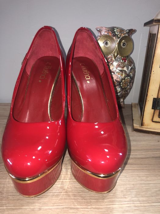 Sapato vermelho ferrari