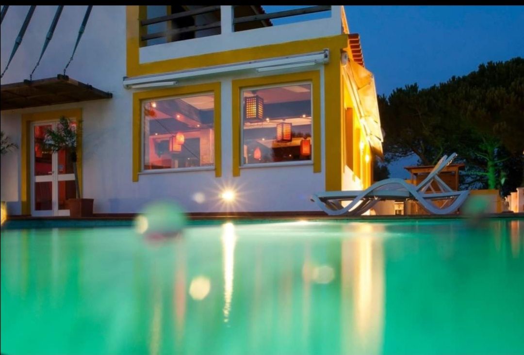 Aluga se restaurante panorâmico com esplanada e piscina para eventos