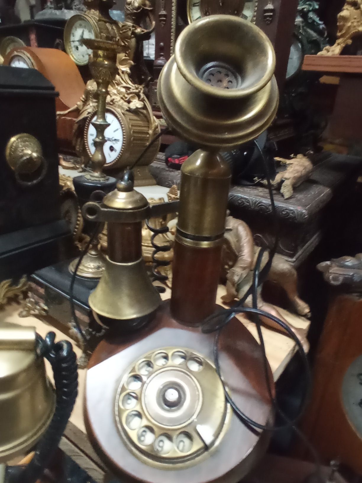 Bonita coleção de telefones. Todos a funcionar. preços,de 90 a 150.
