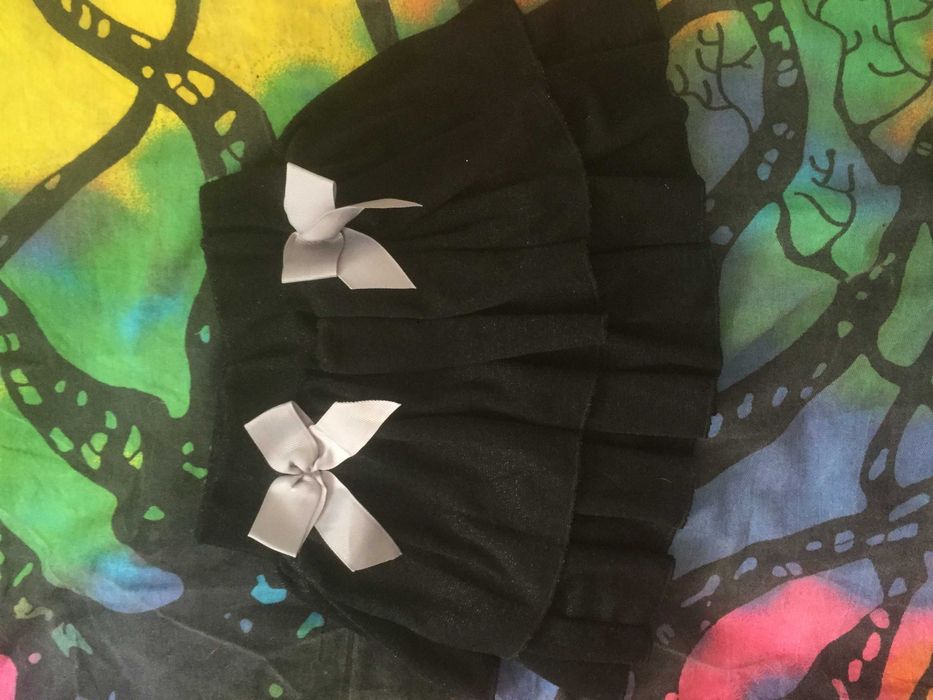 Saia preta com dois laços tamanho 3 anos