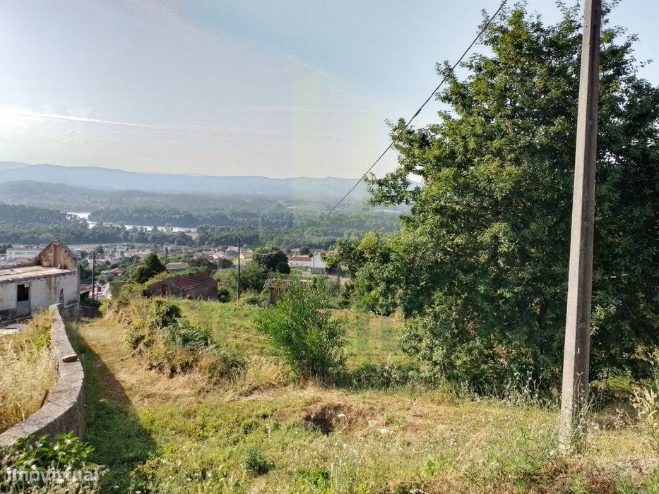 Terreno de 3.535 m² com Vistas Deslumbrantes para o Rio