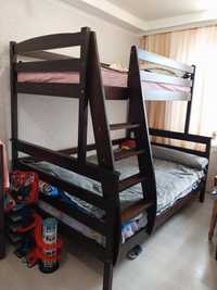 Двохярусне дерев'яне ліжко з двома матрацами