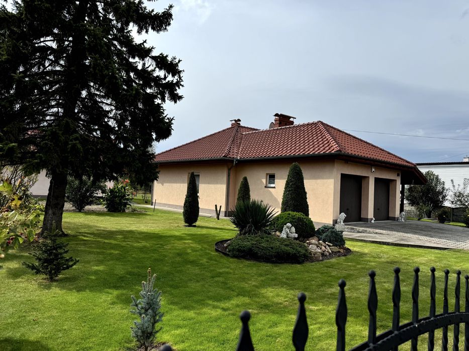 Dom jednorodzinny z pełnym wyposażeniem plus garaż wolnostojący