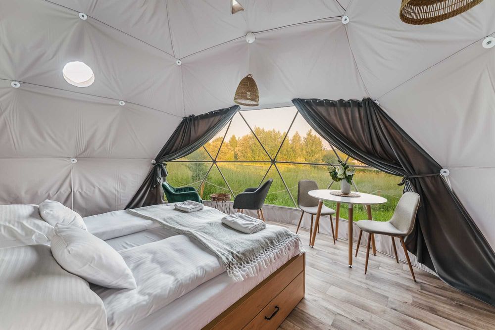 Glamping z jacuzzi nad jeziorem czorsztyńskim. Domki kopułowe, kominek