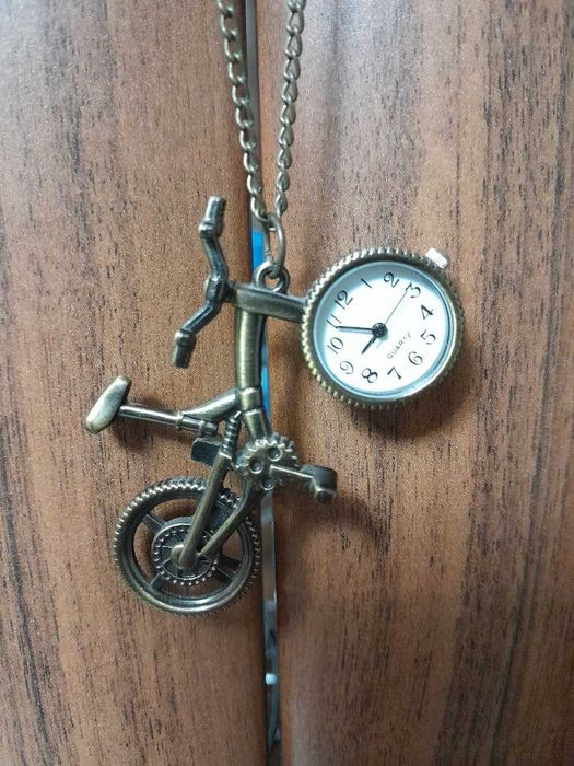 Авторская работа часы кулон електронные кварцевые.