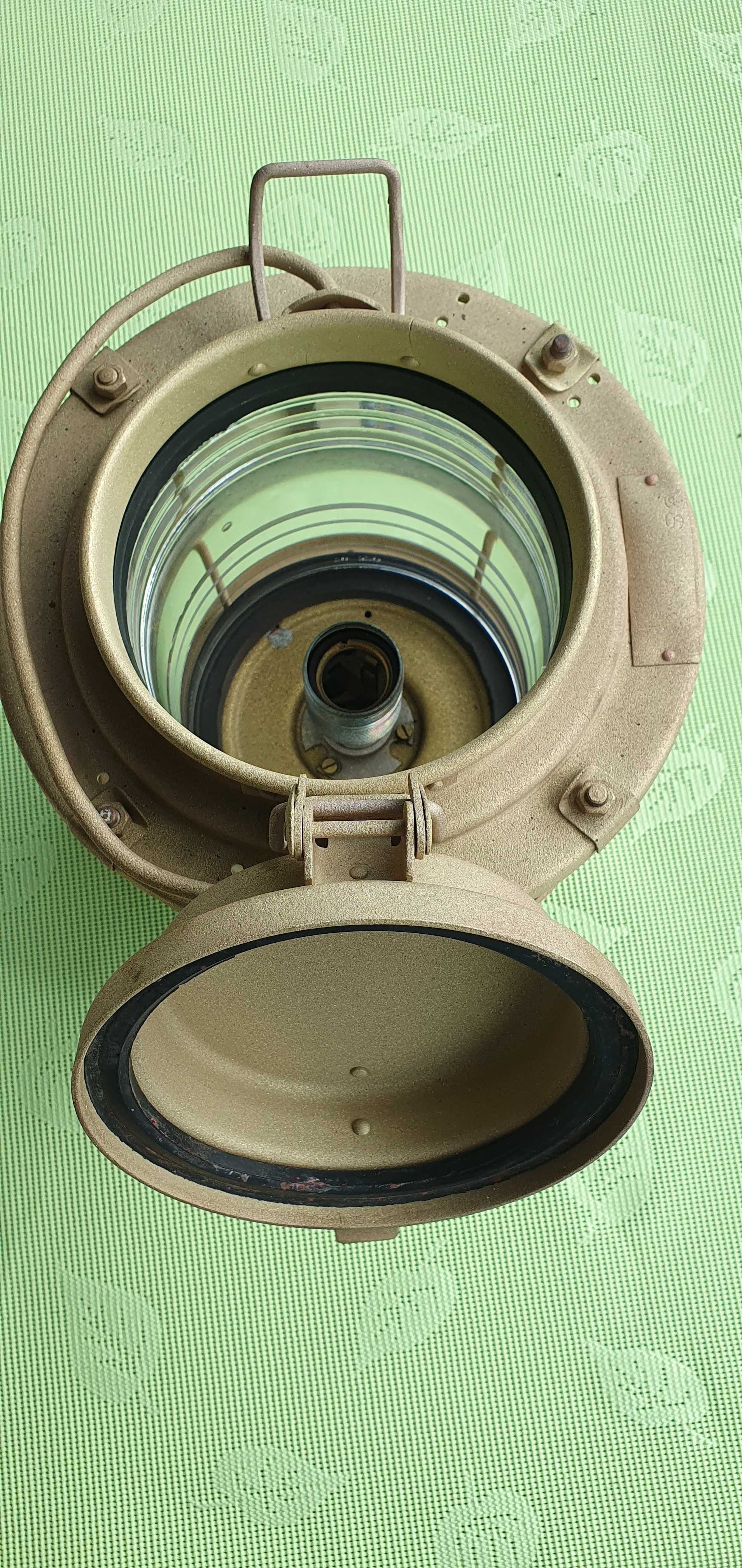 Stara lampa nawigacyjna morska