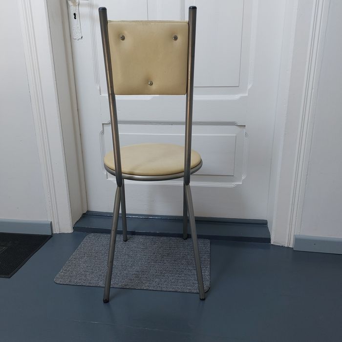 Cztery krzesła metalowy stelaż siedzisko i oparcie ze skóry  ekologicz