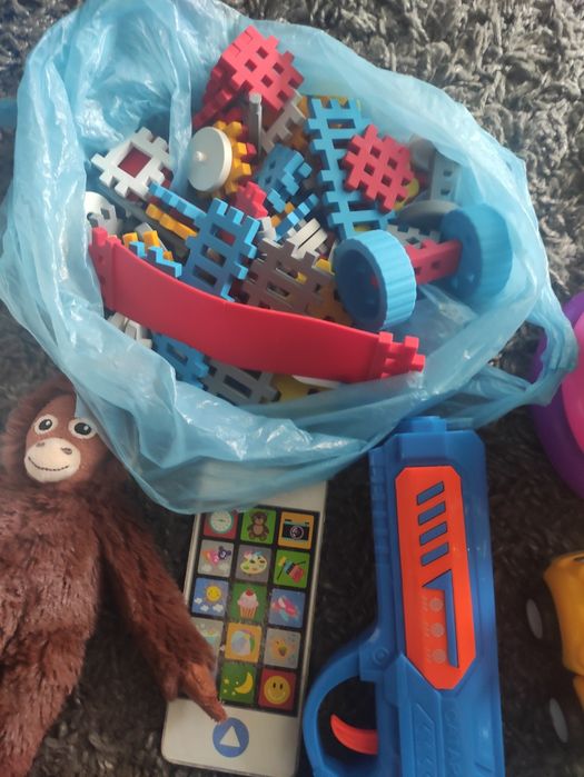 Zestaw zabawek dla dzieci.