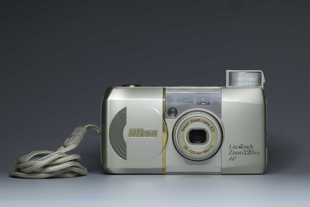 Плівковий компакт фотоапарат Nikon Lite Touch Zoom 120ED тестован