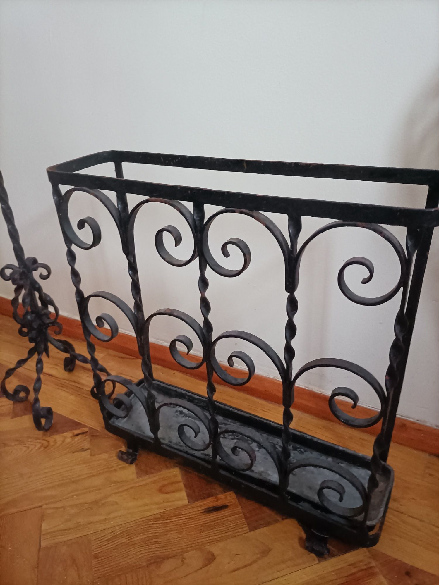Credência (Mesa), porta guarda chuvas e porta velas