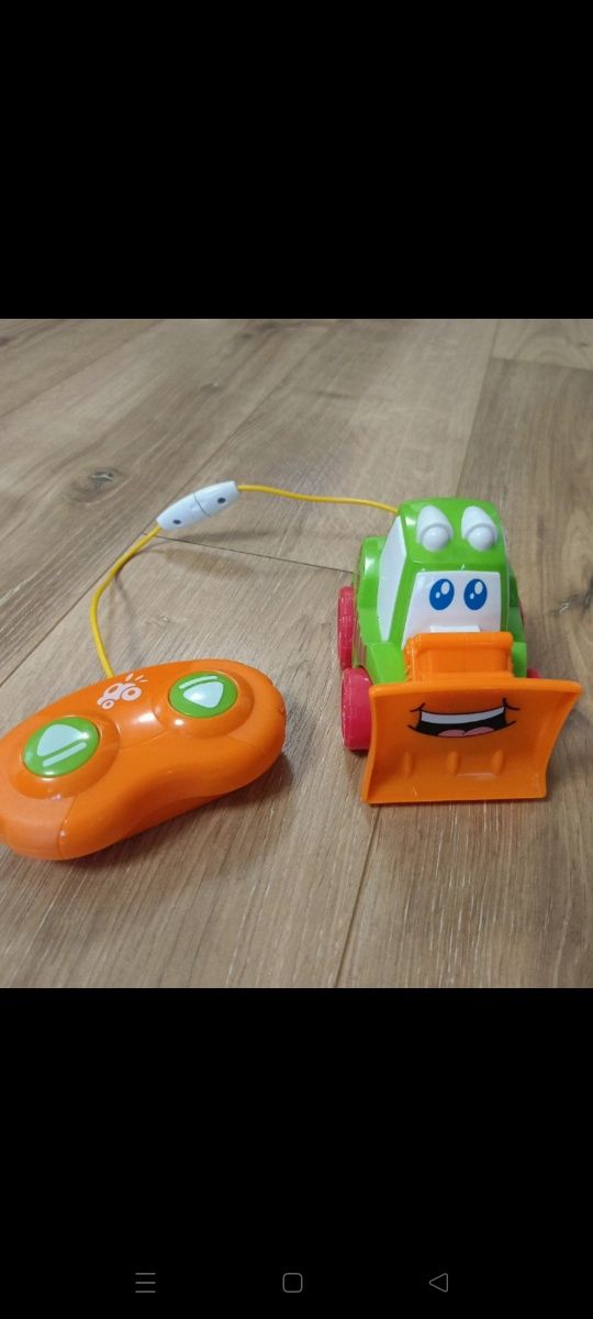 Dwa autka sterowane kontrolerami