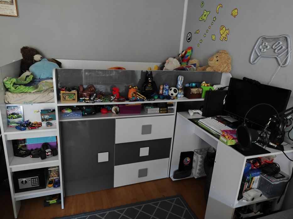 Łóżko piętrowe z wysowanym biurkiem