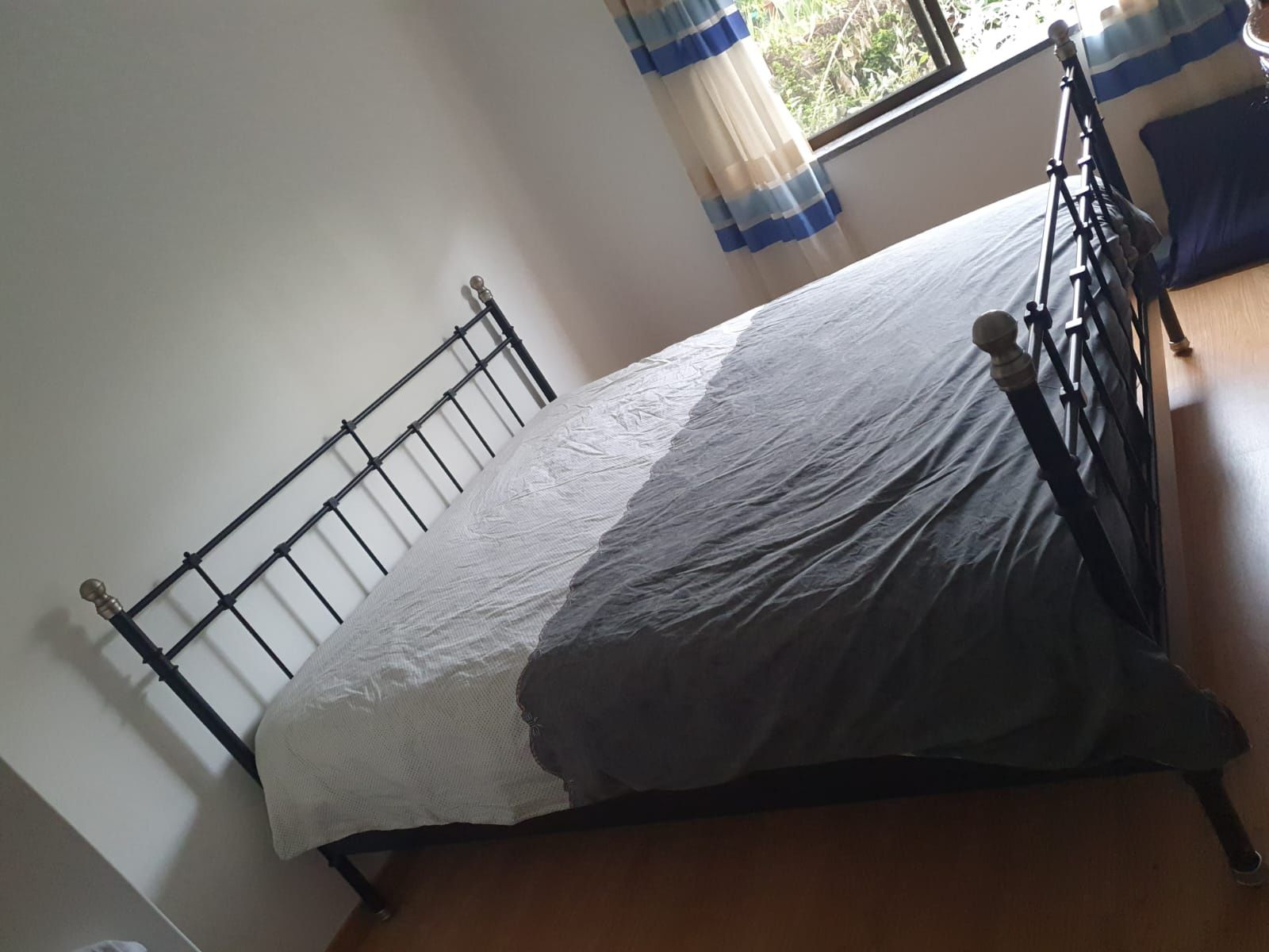 Cama de ferro do IKEA
