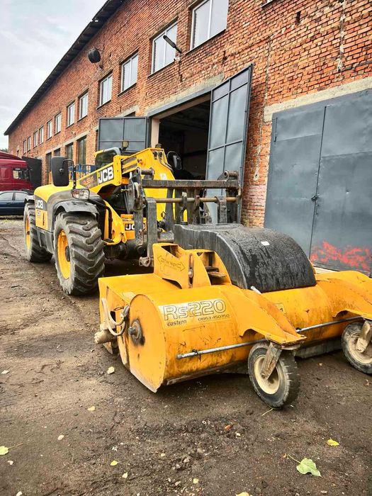 оренда екскаватора з бункерною щіткою, прибирання парковок та дороги