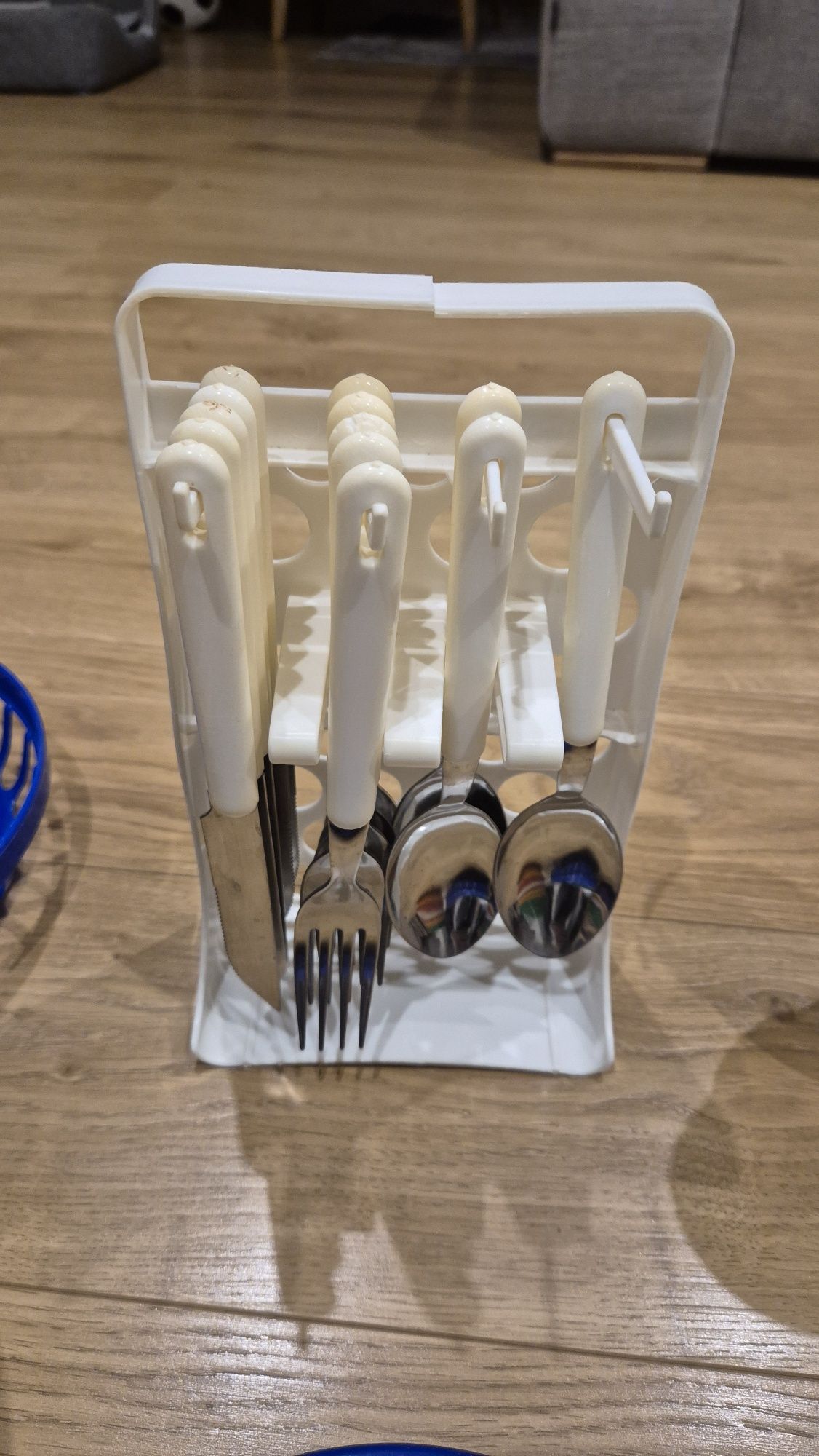 Komplet plastikowych naczyń ogrodowych na grila