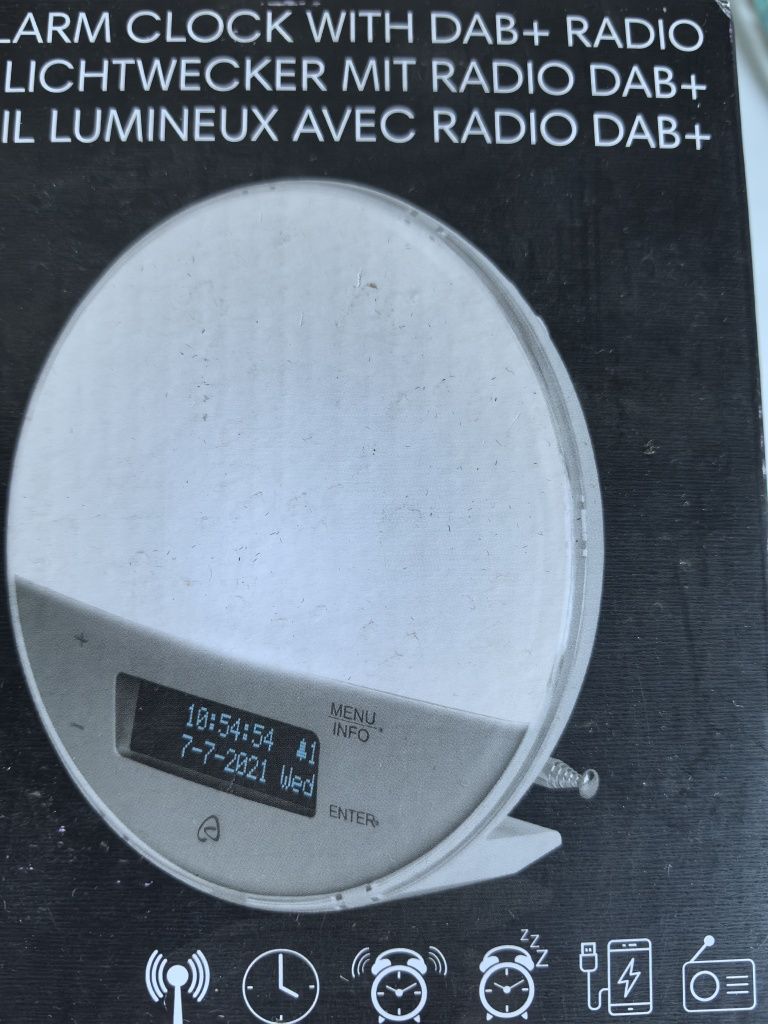 Budzik z radiem i lampką *