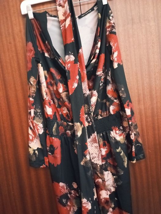 Macacão em tom preto e vermelho