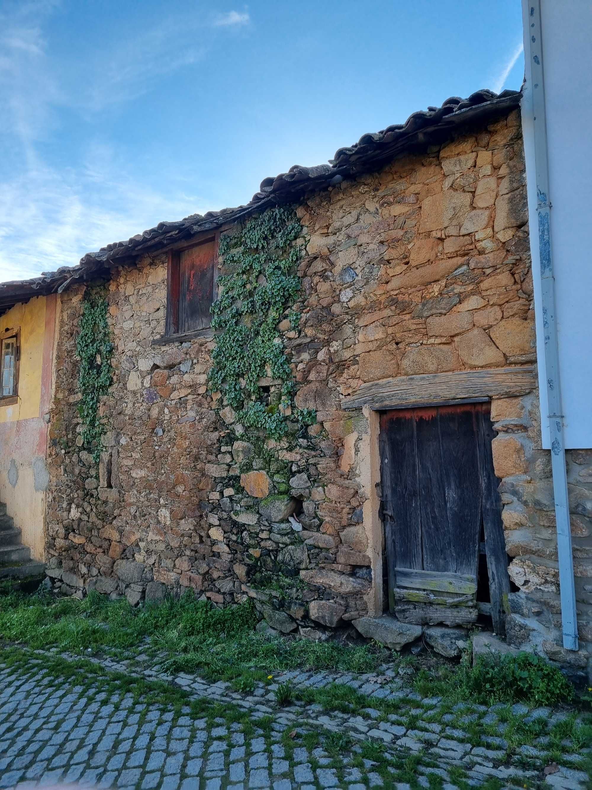 Vende-se casa na aldeia de Paredes (Parada) de Bragança