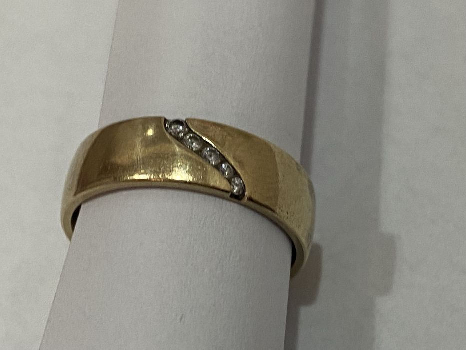 Zloty pierscionek - obrączka z cyrkoniami