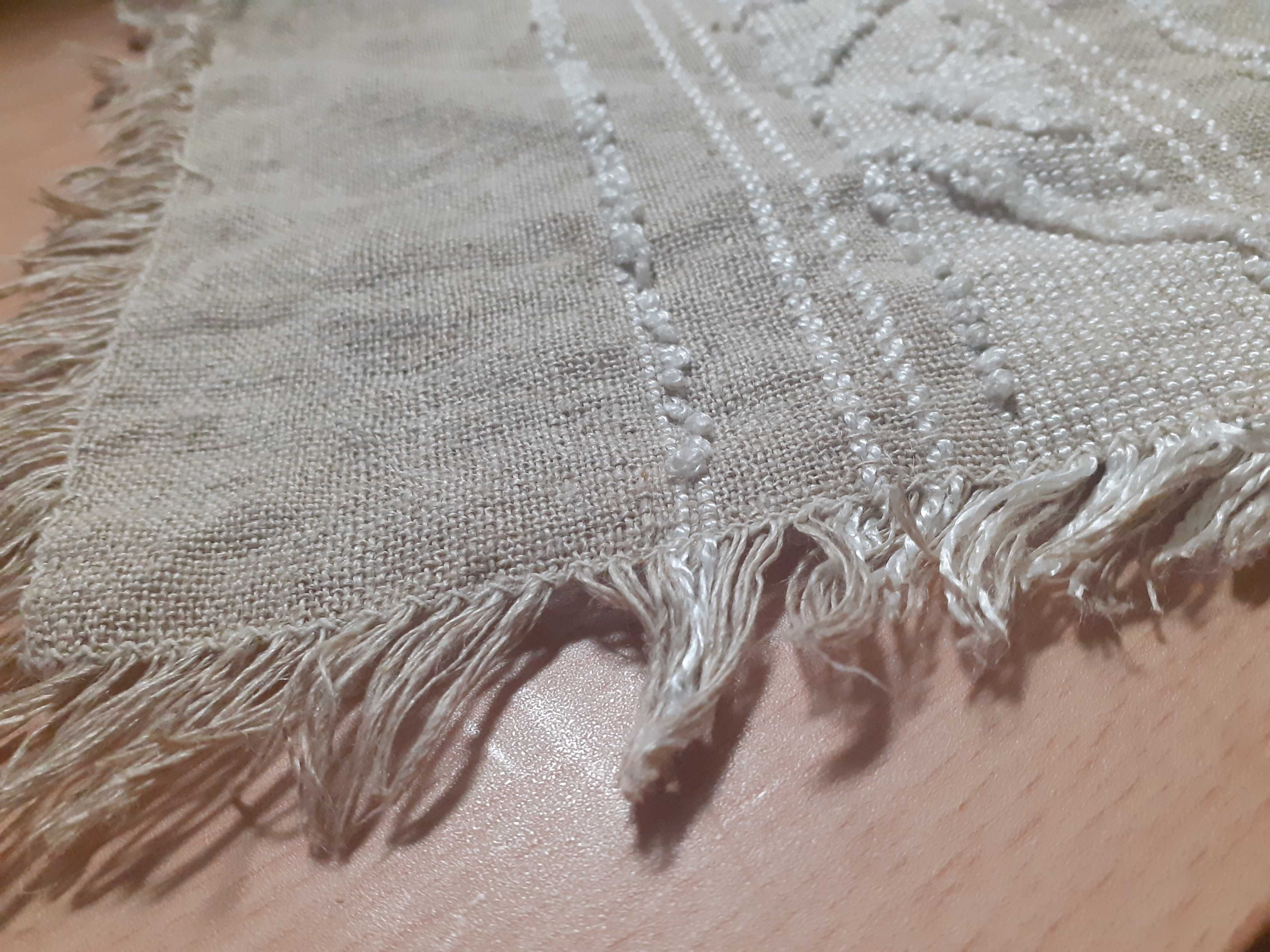 Toalha em linho, cor cru (com bordado branco)