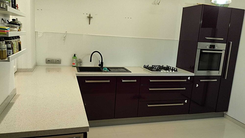 Zabudowa kuchenna wraz ze zmywarką, płytą gazową i piekarnikiem.