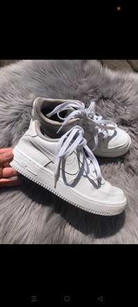 Nike air force biale