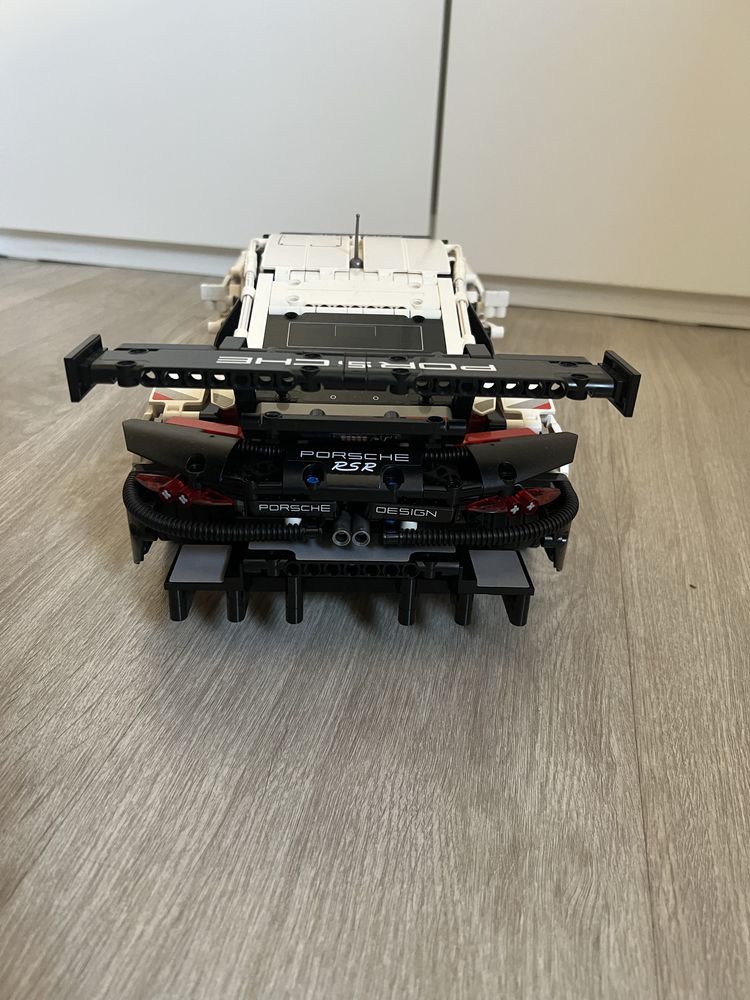 Porsche 911 RSR.