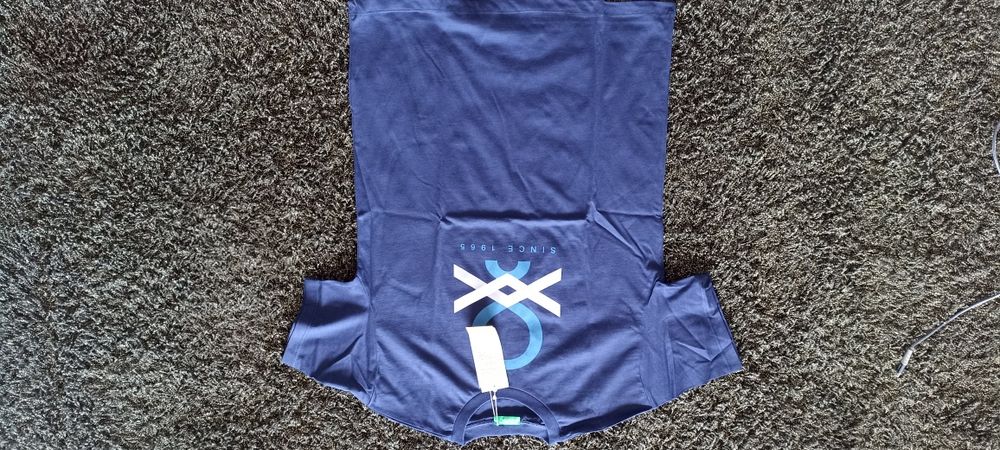 T-shirt azul nova com etiqueta da Benetton tamanho 11-12 anos