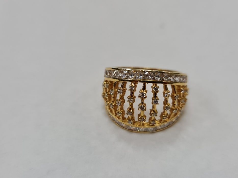 Piękny złoty pierścionek damski/ 585/ 4.91 gram/ R13/ Cyrkonie