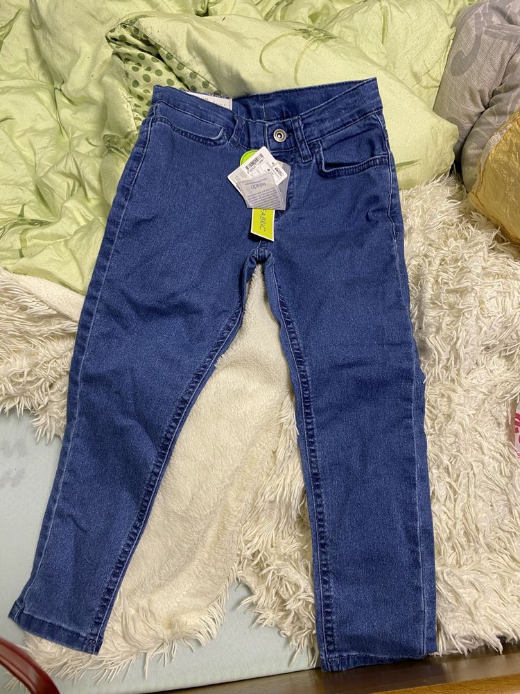 Новые джинсы де-факто 4-5 лет;104-110 см