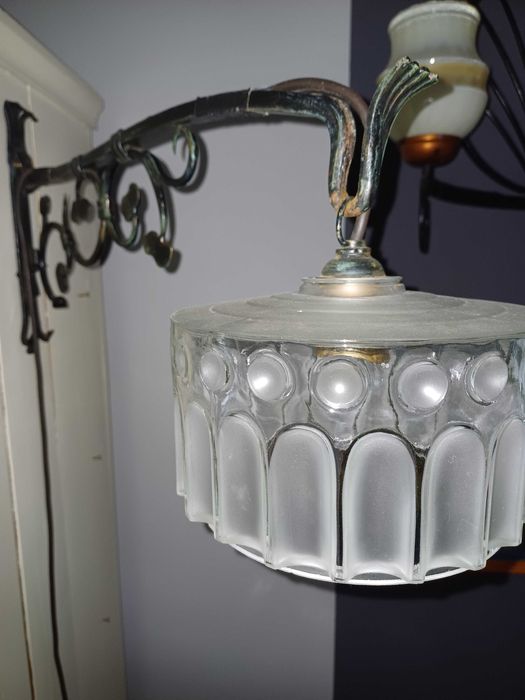 Lampa z  kutym uchwytem