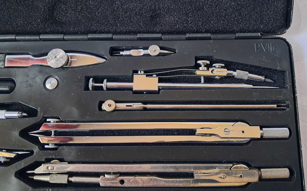 Skala PVIIc zestaw kreślarski cyrkle 15 elementów .