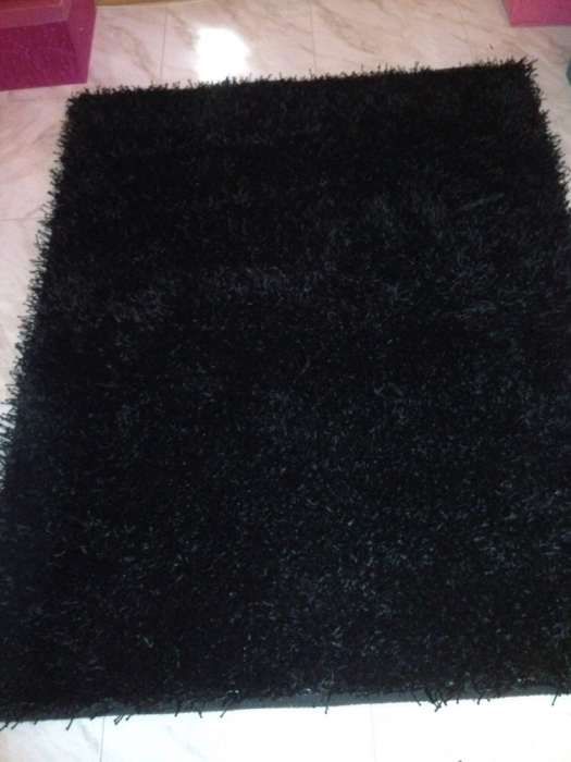 Vendo duas carpetes pretas em bom estado